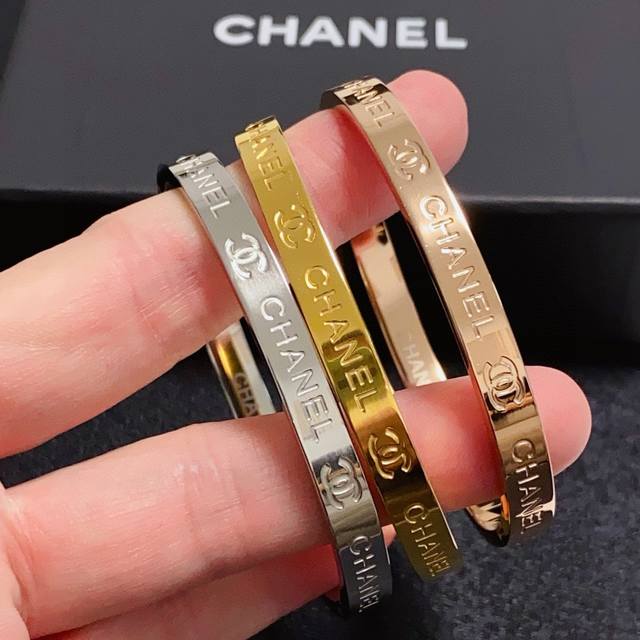 新款香奈儿Chanel中号雕刻字母手镯超重工Bling Bling，颜色搭配得非常好高级感 女神气质高端 精钢材质不过敏不褪色。一比一精美工艺，经典至极的魅物，