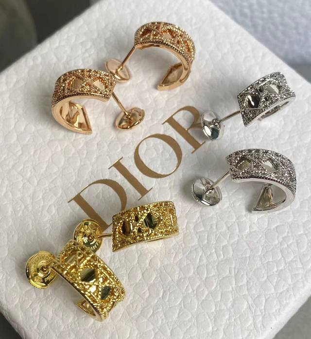 My Dior 迪奥匠心呈献My Dior系列，经典藤格纹图案回归珠宝，金线巧妙铺陈交织，打造精妙绝伦的艺术细节