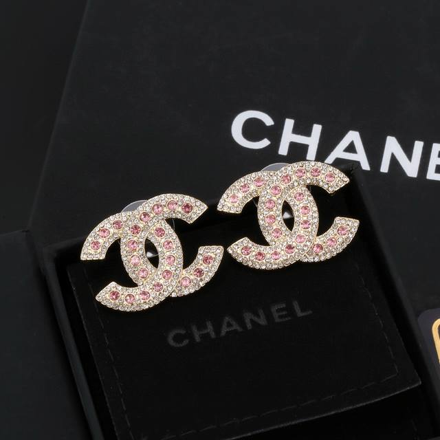 Chanel 香奈儿经典双C耳钉 这款随意搭配都是非常好看百搭时尚单品 日常款 很修饰脸型 很上档次的 很优雅气质 耳环