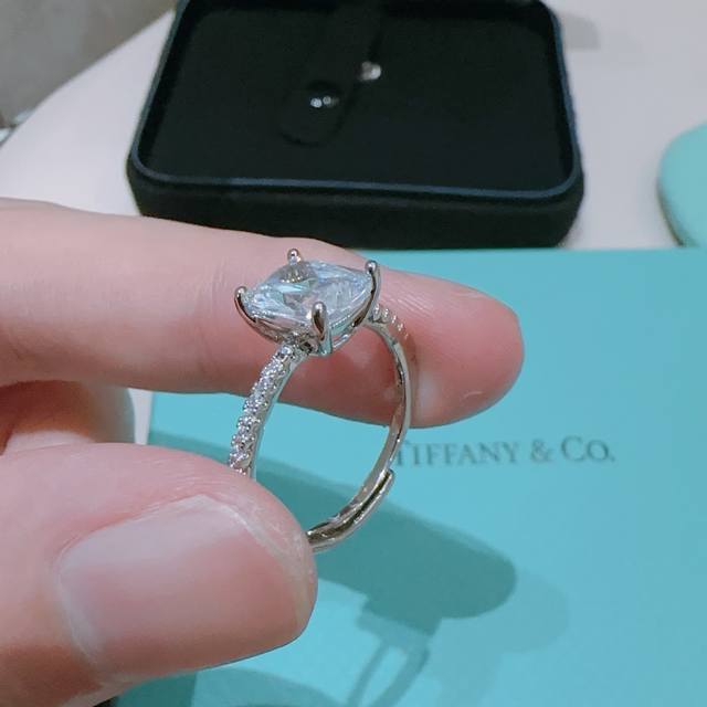 Tiffany 蒂芙尼戒指 简约大气百搭 潮流单品 全新升级版 开口戒指可调节V金镀铂金层 非常不错的款式推荐这款 搭配设计多元素每一层设计每款都是经典 钻搭配 - 点击图像关闭