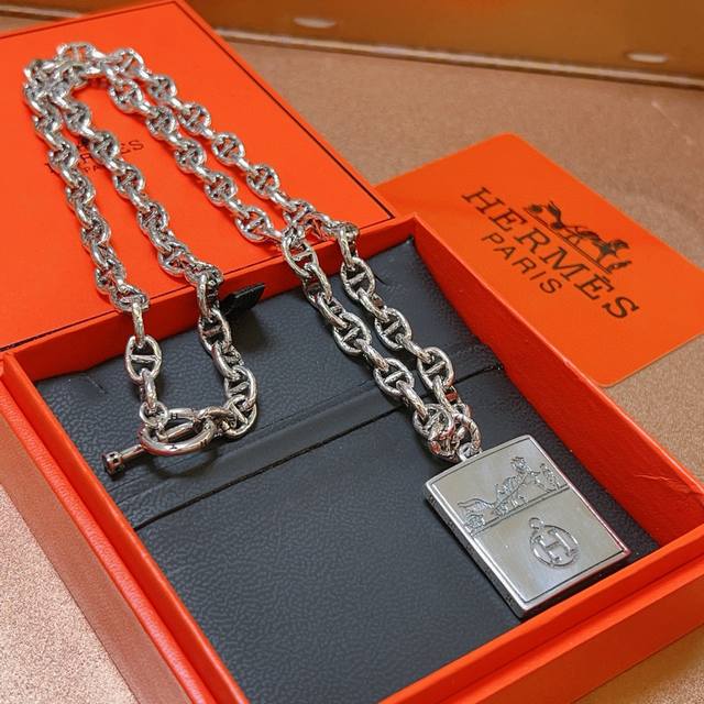 爱马仕项链 新品发布 Hermes 必备款猪鼻子系列首饰 高端定制.高端链条经典搭配 新品 简单时尚专柜一致 火爆款出货穿搭轻松驾驭 设计独特 值得入手的项链