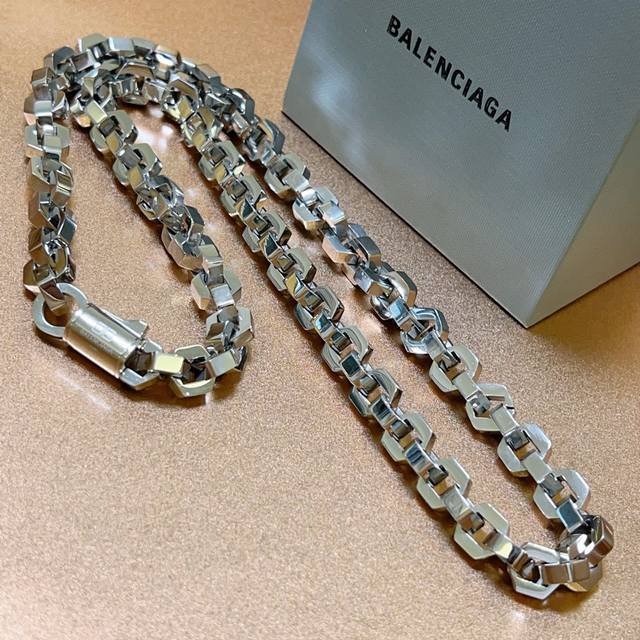 牛货贵在有质量 原单货新品 巴黎世家项链 Balenciaga 新款项链专柜一致 细节做工精细 每个细节流程到位 设计工艺精细 火爆款出货 设计独特 复古风格 - 点击图像关闭