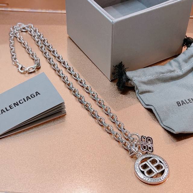 原单货新品 巴黎世家项链 Balenciaga 新款项链专柜一致 细节做工精细 每个细节流程到位 设计工艺精细 火爆款出货 设计独特 复古风格 巴黎世家项链