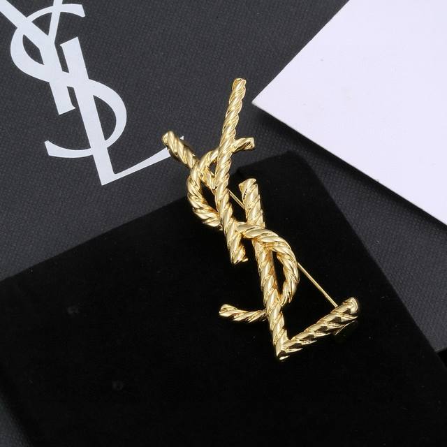 圣罗兰Ysl 胸针 经典奢侈 时尚百搭 犹如酒会礼服一般，绚烂多姿。经典 最具个性魅力象征永远的不变的情怀，代表着经典和永恒 ！秉承圣罗兰的传统 特别的闪~胸针