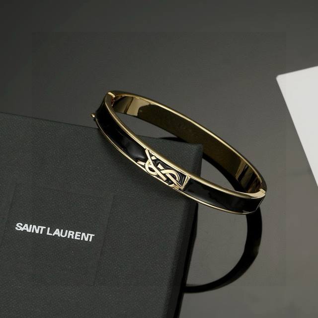 圣罗兰Ysl 手镯经典奢侈 时尚百搭 犹如酒会礼服一般，绚烂多姿。经典 最具个性魅力象征永远的不变的情怀，代表着经典和永恒 ！秉承圣罗兰的传统 特别的闪~手镯