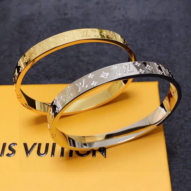 新品 原单货 Lv印花皮革手镯Louis Vuitton 路易威登 专柜一致材质 火爆款出货 设计独特 复古前卫。手镯14K精工保色版 从上市以来一直深受Mm喜