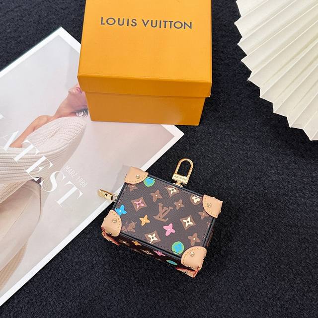 新品 Louis Vuitton 路易威登Monogram Soft Trunk Pouch 包饰 盒子包 零钱包钥匙扣挂件 可放卡片 零钱等小物件 Monog