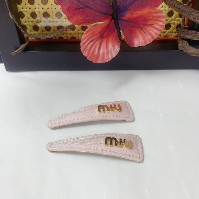 一对Miu Miu缪缪 Miu Miu压夹 绸缎钛钢Logo压夹边夹刘海夹日常精致小单品 气质百搭小仙女必入单品 宝藏款 闭眼入推荐款