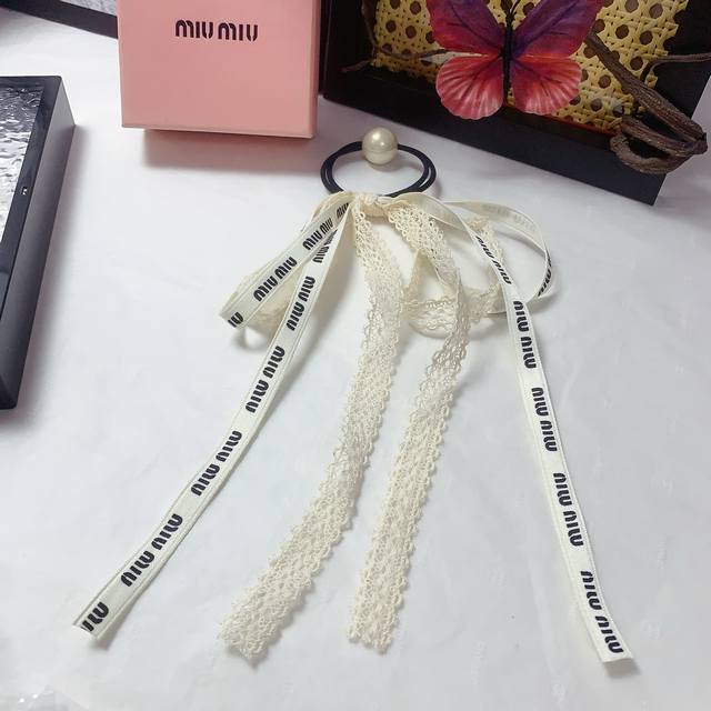 一个Miumiu缪缪 Miumiu皮筋 飘带雷丝织带Logo皮筋发圈 日常精致小单品 气质百搭小仙女必入单品 宝藏款 闭眼入推荐款