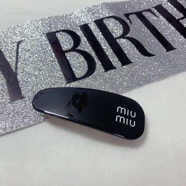 一个Miu Miu缪缪 Miu Miu压夹 亚克力 Logo压夹边夹刘海夹日常精致小单品 气质百搭小仙女必入单品 宝藏款 闭眼入推荐款