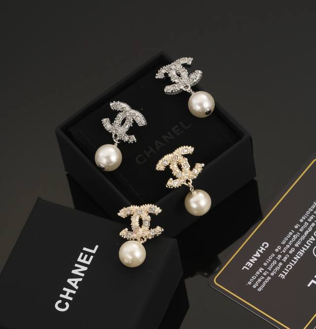 小香 Chanel 珍珠 耳钉 耳环 时尚百搭 超美1:1精致做工 跟正品一样制作 美丽的东西不需要华丽的背景 随便拍拍就超美 华丽小清新