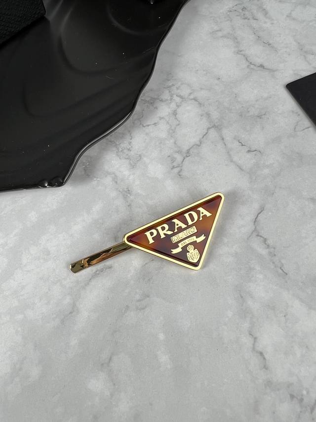 Prada 新款 发夹，一对