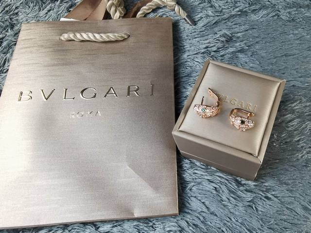 宝格丽 Bvlgari Serpenti 蛇系列多多蛇耳钉耳拍 镶嵌祖母绿 ，白锆石 饰以密镶钻石 蛇作为性感与美丽的象征 这种图腾可追溯到古希腊和罗马神话 象