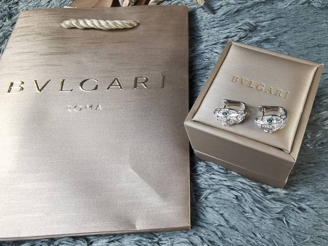 宝格丽 Bvlgari Serpenti 蛇系列多多蛇耳钉耳拍 镶嵌祖母绿 ，白锆石 饰以密镶钻石 蛇作为性感与美丽的象征 这种图腾可追溯到古希腊和罗马神话 象 - 点击图像关闭