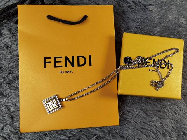 Fendi 芬迪 22年新款 字母 双色项链 高定端制 独家首发 一比一原单品质 大方百搭 非常适合日搭常配，宝宝们，这绝个对值得入上手非常好看 项链 - 点击图像关闭