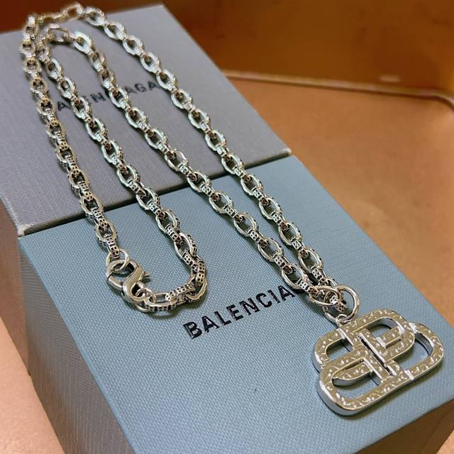 原单货新品 巴黎世家项链 Balenciaga 新款项链专柜一致 细节做工精细 每个细节流程到位 设计工艺精细 火爆款出货 设计独特 复古风格 巴黎世家项链