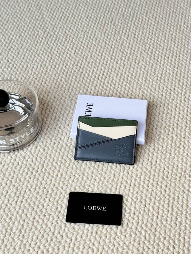 Loewe罗意威新款卡包回货 新到的都是带金属Logo的， 相比老款精致啦不止一点点呀~~配盒、防尘袋！ 情人节选这种小配饰也不错 ~~型号：Ｌ1106 尺寸：