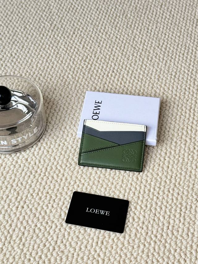 Loewe罗意威新款卡包回货 新到的都是带金属Logo的， 相比老款精致啦不止一点点呀~~配盒、防尘袋！ 情人节选这种小配饰也不错 ~~型号：Ｌ1106 尺寸：