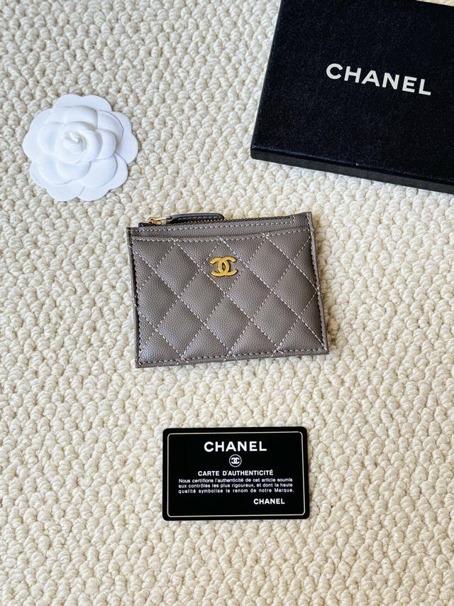 Chanel 香奈儿单拉卡包 可放四张卡 零钱 可手拿 可放包里 收纳方便 小巧Mini 迷你可爱小卡包，牛皮制作 款号A84105 尺寸:9X11.5Cm - 点击图像关闭