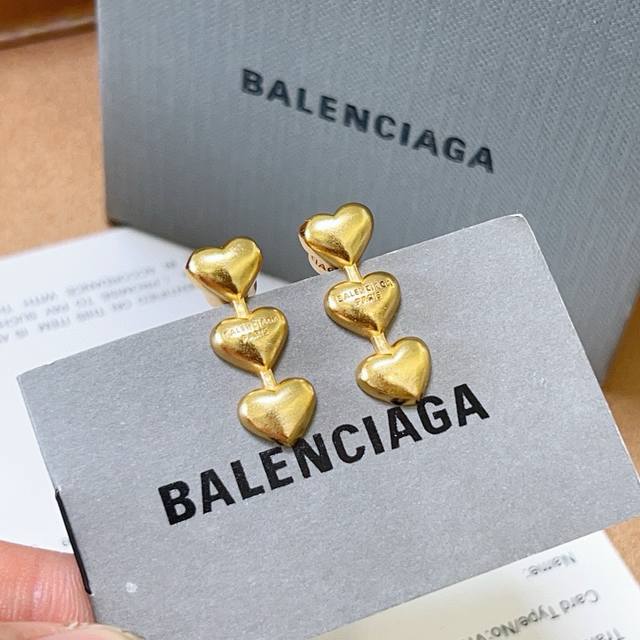 Balenciaga 巴黎世家耳钉 王炸系列 专柜同步 更新 简约三心造型耳环 经典钥匙造型搭配 设计感十足 搭配衣服绝绝子 - 点击图像关闭