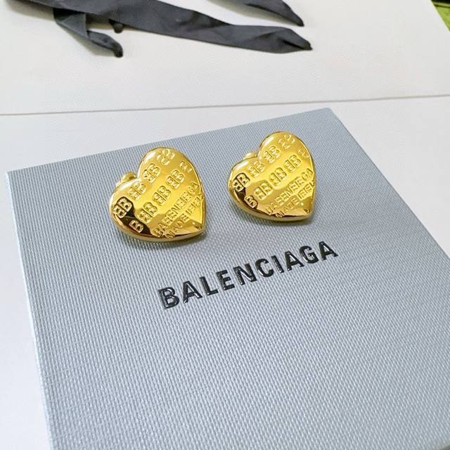 Balenciaga 巴黎世家耳钉 王炸系列 专柜同步 更新 简约圈口叠加造型耳环 经典造型搭配 设计感十足 搭配衣服绝绝子