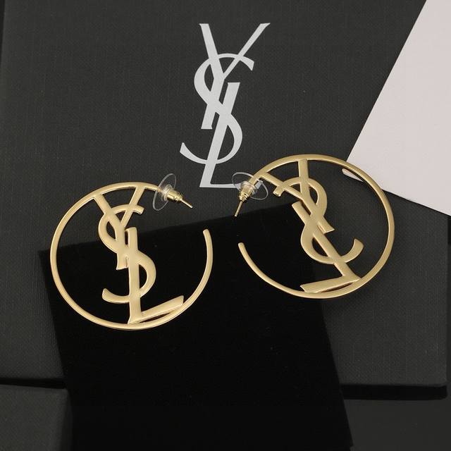 Ysl 圣罗兰 胸针 原装黄铜材质 Yves Saint Laurent 创立于1961年 优雅抽象大胆别致的设计风格使它成为奢华时尚界著名的品牌之一。引领精致