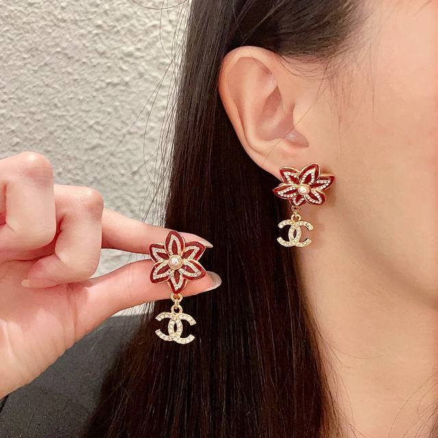 Chanel香奈儿 中古 双C耳钉原版复刻Logo 小香家的款式真心无需多介绍每一款都超好看，精致大方，非常显气质