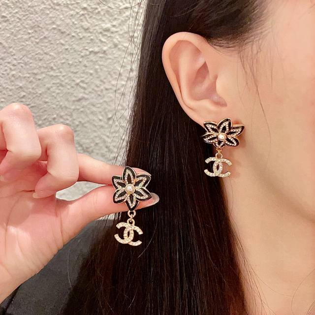 Chanel香奈儿 中古 双C耳钉原版复刻Logo 小香家的款式真心无需多介绍每一款都超好看，精致大方，非常显气质