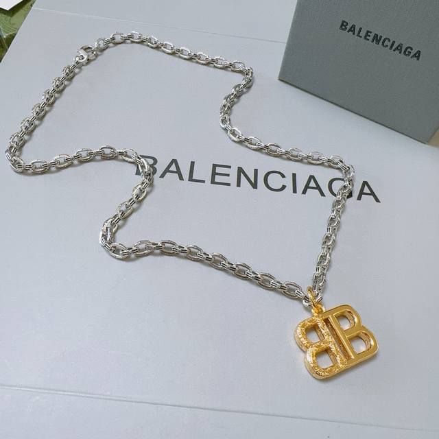 原单货新品 巴黎世家项链 Balenciaga 新款项链专柜一致 细节做工精细 每个细节流程到位 设计工艺精细 火爆款出货 设计独特 复古风格 巴黎世家项链 - 点击图像关闭