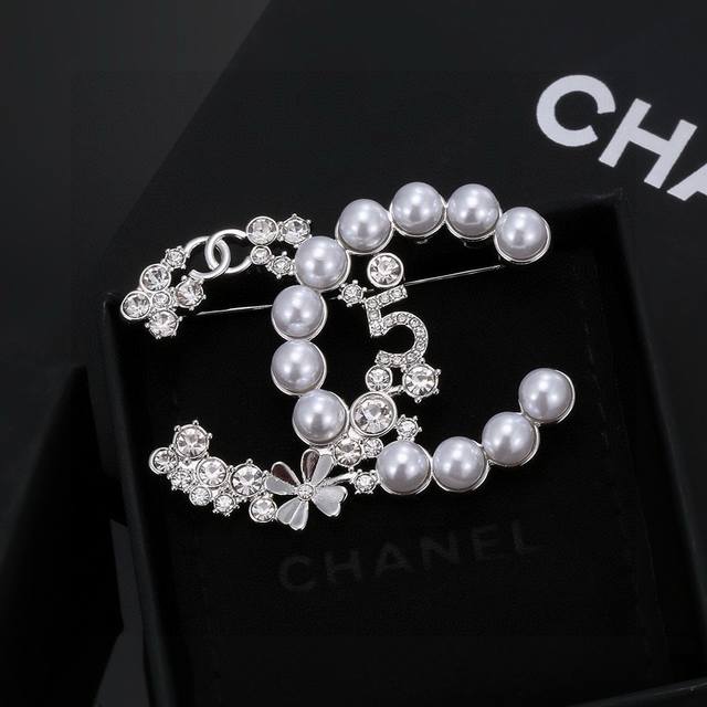 小香 Chanel 火爆 胸针 最高代购级别 最具味道的满钻胸针Brooch 实物赞爆了 随便你想别哪里 别外套，西装，鞋子，领口，帽子你能想象得到 它都能给你