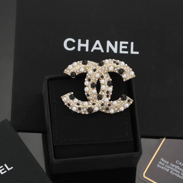 小香 Chanel 火爆 胸针 最高代购级别 最具味道的满钻胸针Brooch 实物赞爆了 随便你想别哪里 别外套，西装，鞋子，领口，帽子你能想象得到 它都能给你