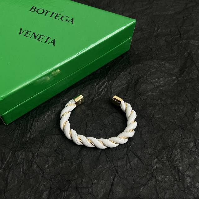 Bottga Veneta 保蝶家Bv手镯 这款设计非常精致，高级 上手效果超级好看，一丝点缀很温柔得开又不失雅典高贵气质。