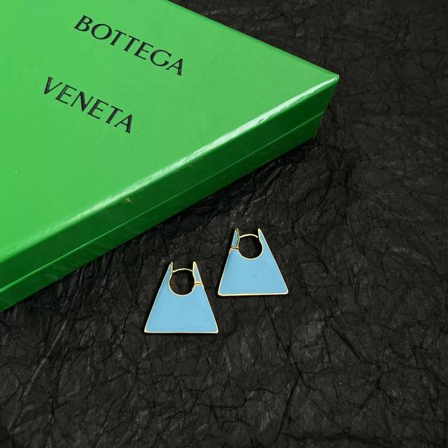 Bottega Veneta Bv耳环 金属感十足 特别特别赞，整体细节非常令人惊喜，设计感十足，必须为世家的设计点个大大的赞，不仅带出个人自信及品味，款式典雅