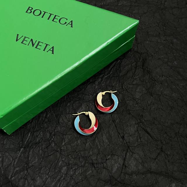 Bottega Veneta Bv耳环 金属感十足 特别特别赞，整体细节非常令人惊喜，设计感十足，必须为世家的设计点个大大的赞，不仅带出个人自信及品味，款式典雅 - 点击图像关闭