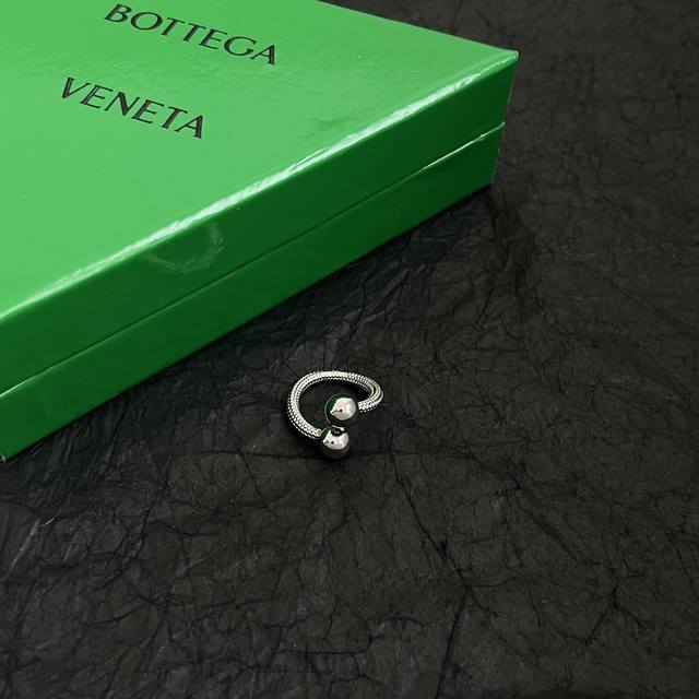 Bottega Veneta Bv戒指 金属感十足 上手特别特别赞，整体细节非常令人惊喜，设计感十足，必须为世家的设计点个大大的赞，不仅带出个人自信及品味，款式 - 点击图像关闭