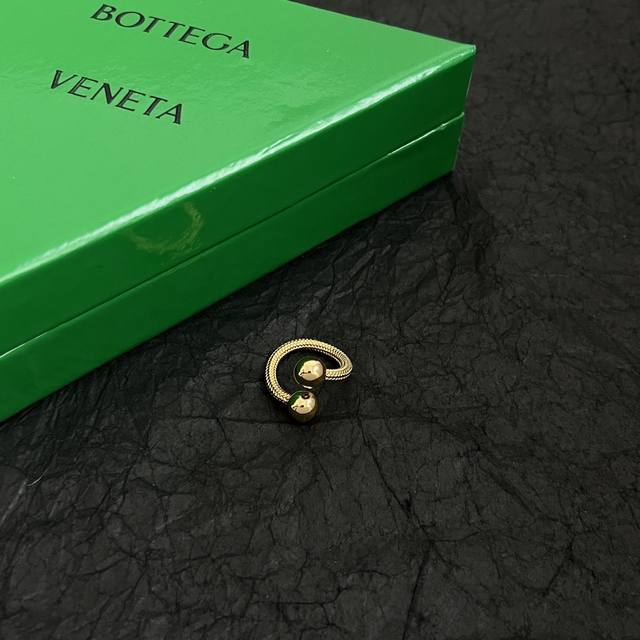 Bottega Veneta Bv戒指 金属感十足 上手特别特别赞，整体细节非常令人惊喜，设计感十足，必须为世家的设计点个大大的赞，不仅带出个人自信及品味，款式 - 点击图像关闭