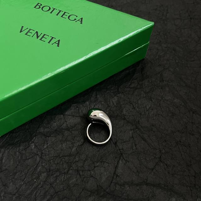 Bottega Veneta Bv戒指 金属感十足 上手特别特别赞，整体细节非常令人惊喜，设计感十足，必须为世家的设计点个大大的赞，不仅带出个人自信及品味，款式 - 点击图像关闭