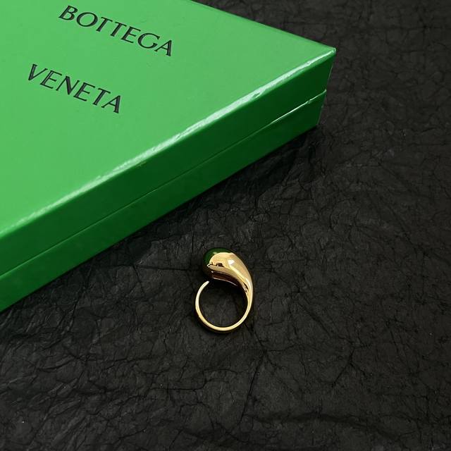 Bottega Veneta Bv戒指 金属感十足 上手特别特别赞，整体细节非常令人惊喜，设计感十足，必须为世家的设计点个大大的赞，不仅带出个人自信及品味，款式