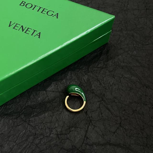 Bottega Veneta Bv戒指 金属感十足 上手特别特别赞，整体细节非常令人惊喜，设计感十足，必须为世家的设计点个大大的赞，不仅带出个人自信及品味，款式