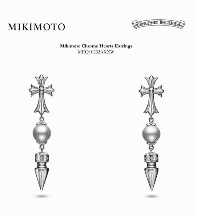 克罗心×Mikimoto 御木本联名款十字架珍珠子弹耳坠 巧妙将女性气质的白色珍珠与 Chrome Hearts 标志性十字架元素相融合，摇滚与柔美，野性与温柔