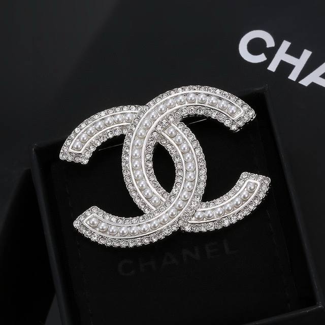 小香 Chanel 火爆 胸针 最高代购级别 最具味道的满钻胸针Brooch 实物赞爆了 随便你想别哪里 别外套，西装，鞋子，领口，帽子你能想象得到 它都能给你