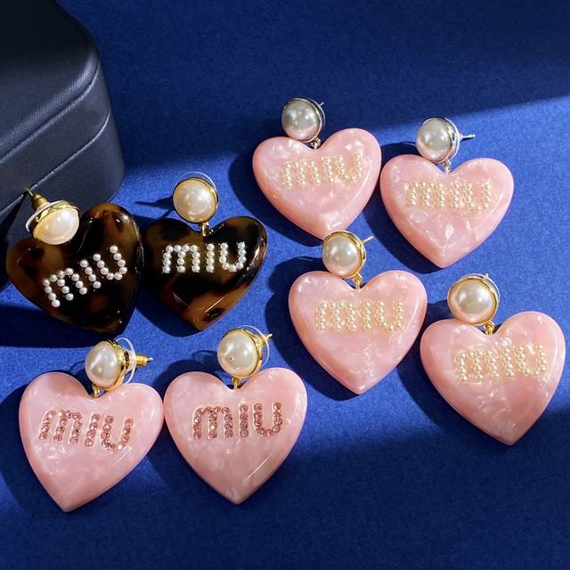 Miumiu缪家法式时尚Miu字母小米珍珠琥珀色粉色树脂珍珠大爱心形吊坠耳钉 黄铜材料电镀18K金 4个色