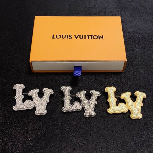 Louis Vuitton 路易威登 专柜新款镶满钻字母小珍珠金色胸针，三种色复古Lv胸针Lv是最懂女人的饰物。那些倾注了全部心血去做自己的女人，往往更珍惜胸针