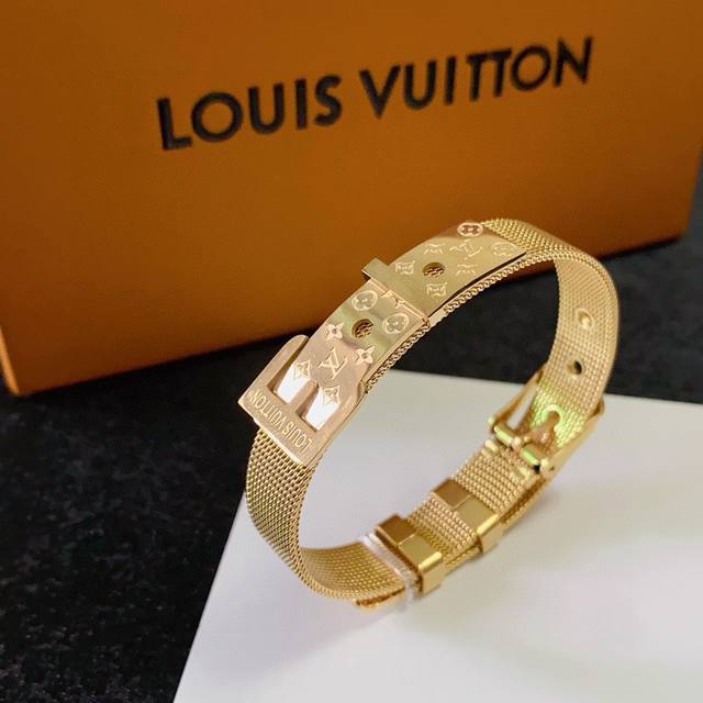 新品 原单货 Lv中性款表带皮带扣头手镯手链Louis Vuitton 路易威登 专柜一致材质 火爆款出货 设计独特 复古前卫。手镯14K精工保色版 从上市以来