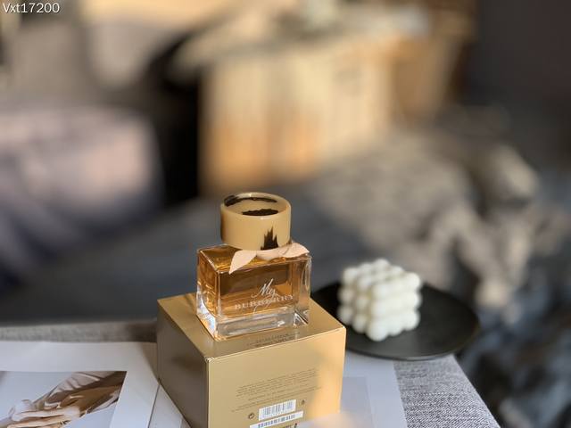 原单品质 Burberry My巴宝莉 我的巴宝莉女士 黄色香水90Ml 香调：花香调 前调：香豌豆、佛手柑 中调：天竺葵叶、小苍兰、金榅桲 后调：大马士革玫瑰