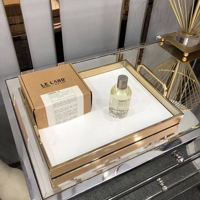 原单品质 Le Labo 香水实验室33号 100Ml 一款一闻就会爱上的檀香木～ 香调：木质馥奇香调 气味：木檀香、雪松、小豆蔻、紫罗兰、纸莎草、皮革、琥珀鸢