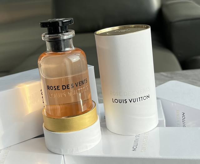 高品质 Lvrose Des Vents 风中玫瑰香水100Ml 香调 前调：桃子 中调：玫瑰花，鸢尾花 后调：雪松，胡椒，麝香 从它的名字中我们可以了解到，主