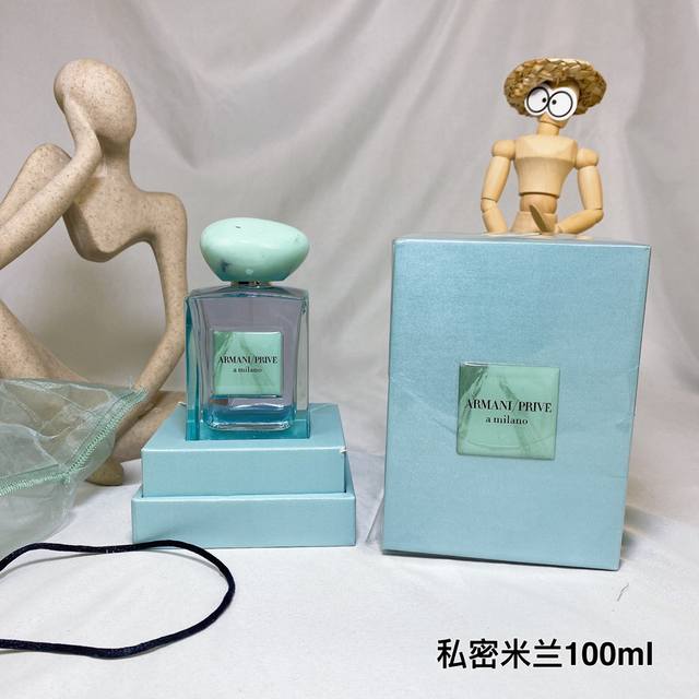 高品质 阿玛尼私藏系列私密米兰浓香水100Ml。 A Milano的灵感来自年的Armani Privé时装系列，采用了丝绸等发光和流动的材料，像全息图一样包裹