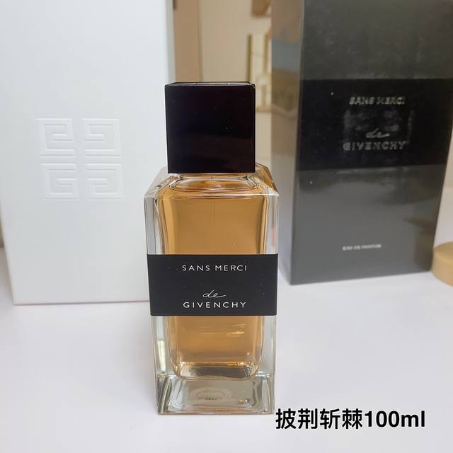 高品质 纪梵希高定披荆斩棘浓香水100Ml 香调：木质东方调 气味成分：印蒿香根草 初喷像什么东西发酵了的味道，但不难闻，大约是类似威士忌的酒香，其中有果子的微