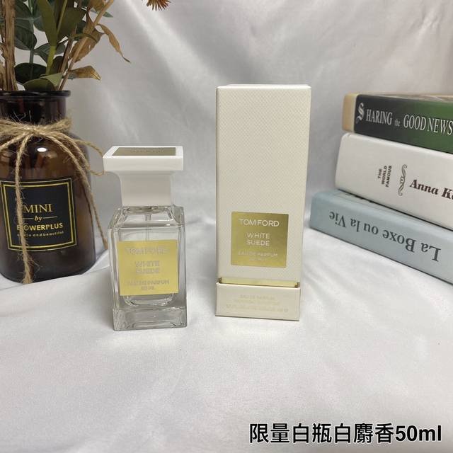 高品质 Tf限量版白瓶白麝香浓香水50Ml 前调：玫瑰、藏红花、百里香 中调：茶、乳香、铃兰 后调：檀木、绒面革、琥珀、麝香 木质花香 低调像是体香 有种若即若